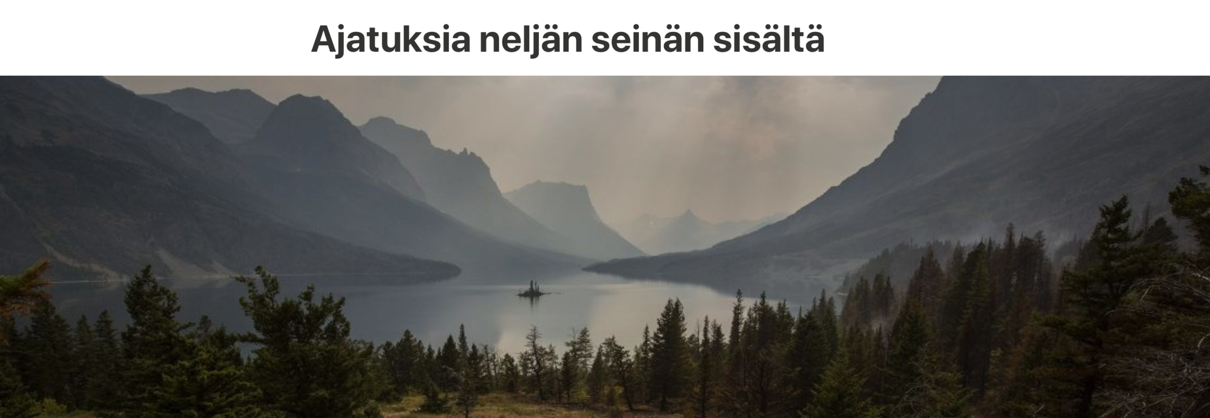 maisema, jossa metsää ja taka-alalla vuoristo