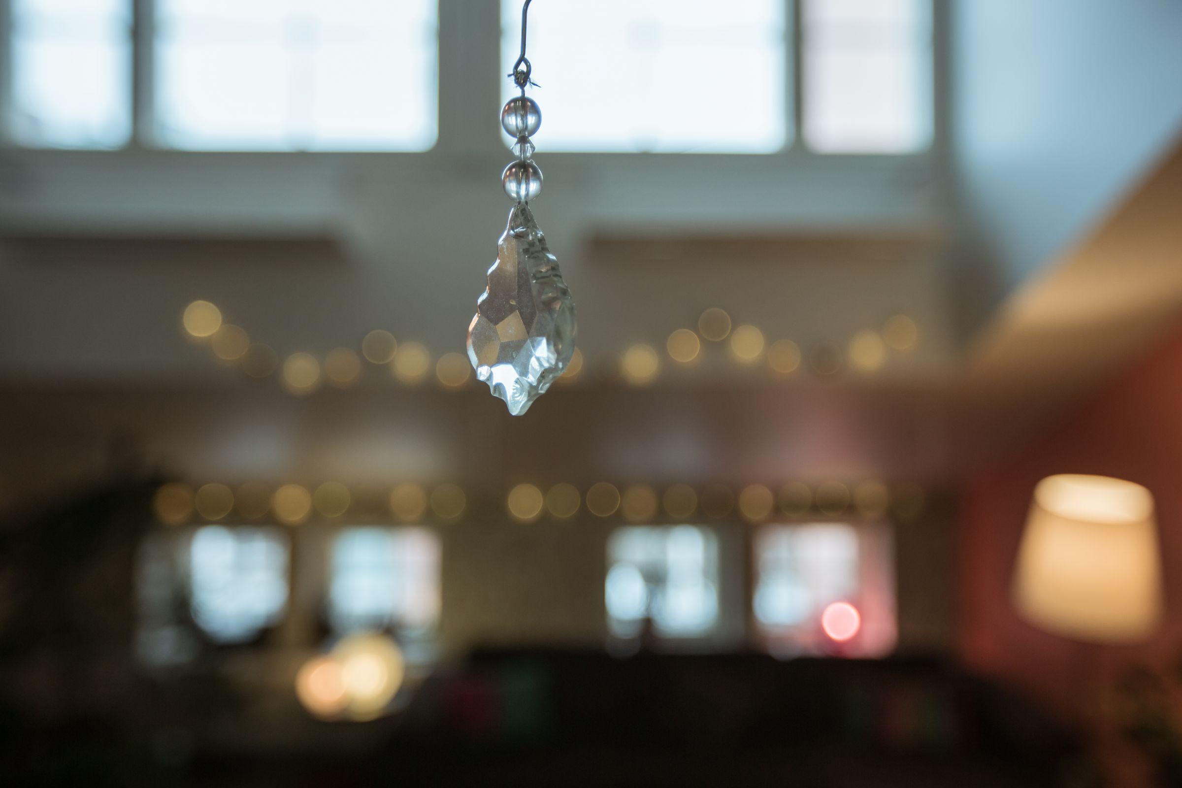 Kristalli roikkumassa Tyttöjen Talon olohuoneessa