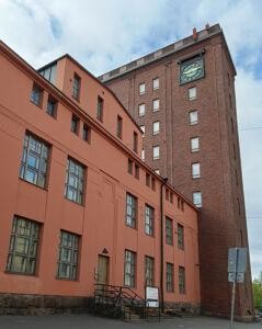 Kuva Hämeentie 13A:n puoleiselta sisäänkäynniltä. 