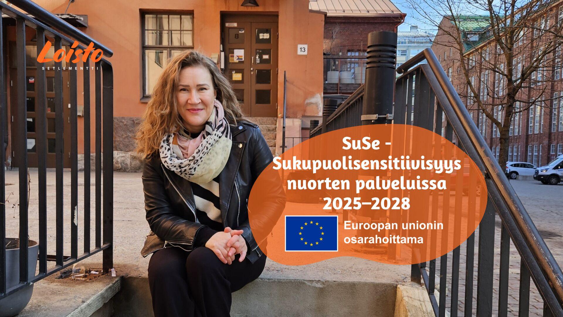 SuSe-hankkeen projektipäällikkö istuu portailla Hämeentie 13 edessä